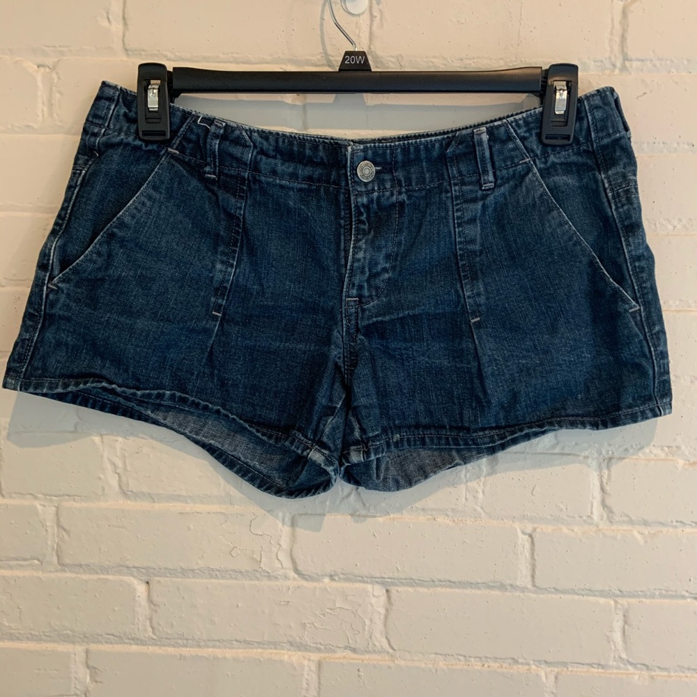Women’s 10 Old Navy low rise jeans shorts